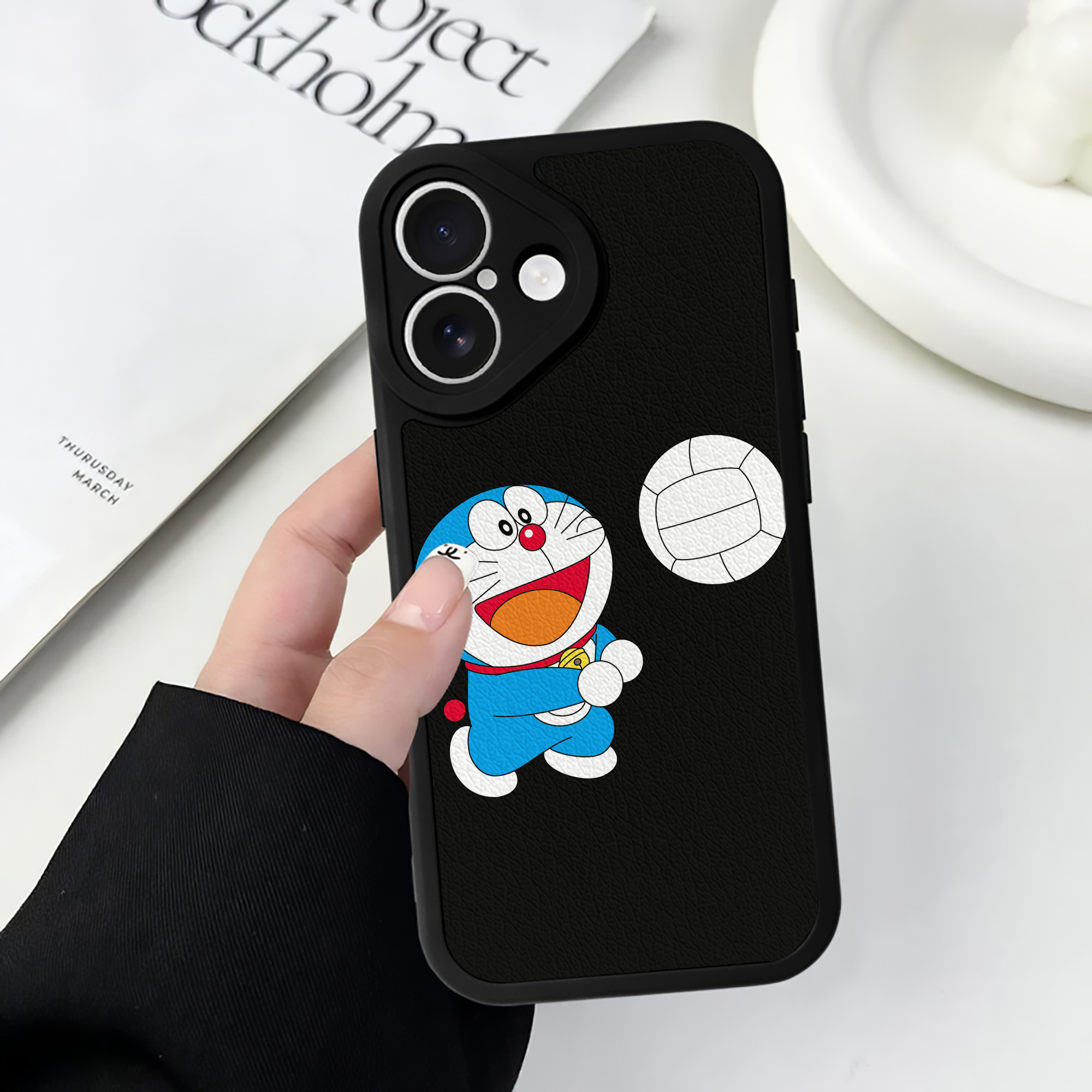 （画像用） ドラえもん Doraemon 【iPhone 16シリーズ対応】シリコンスマホケース（レザー調） 材質：シリコン
